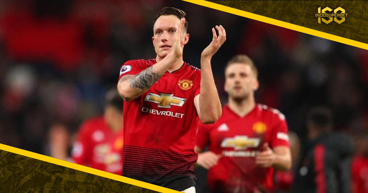 Jelang Ultah, Phil Jones Teken Kontrak Baru di MU